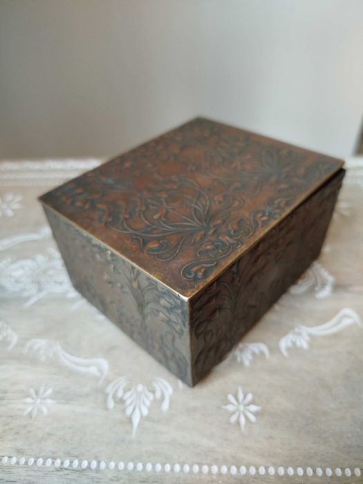 Antiga Caixa Guarda Jóias em metal