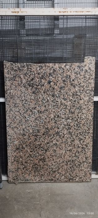 Pedra mármore granito rosa. 86x61,5. Em Loulé.