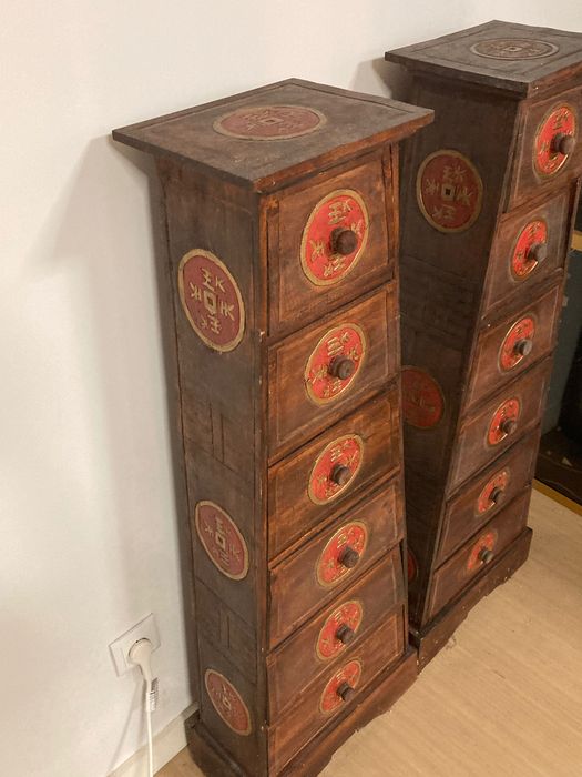 Armário em madeira com gavetas