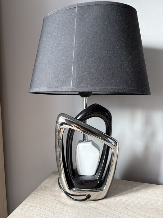 Lampa stolowa z czarnym abażurem w kolorze srebno- czarnym z dodakiem delikatnej bieli