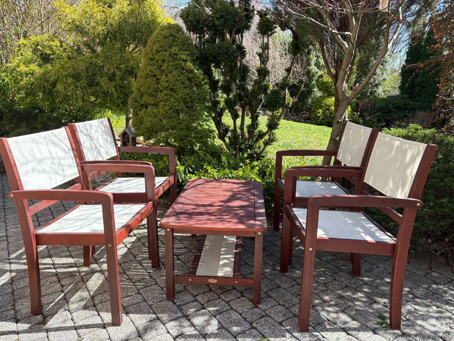 Sprzedam zestaw mebli ogrodowych w bardzo dobrym stanie: stolik plus cztery krzesła