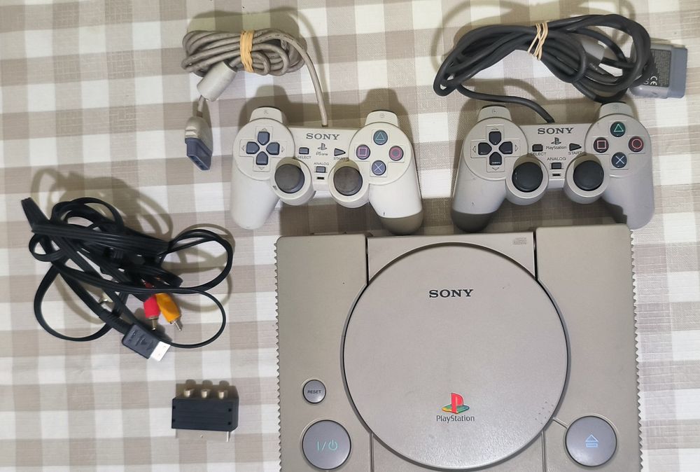 PlayStation 1 original + 2 comandos originais e demo one