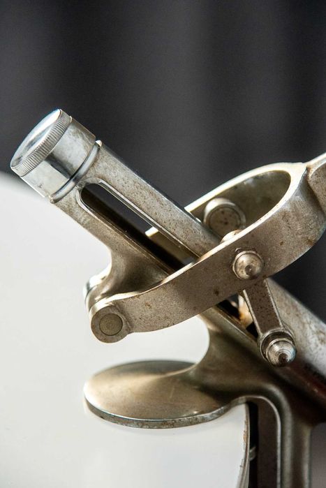 Saca Rolhas de Mesa Antigo em Metal - Abridor de Vinho