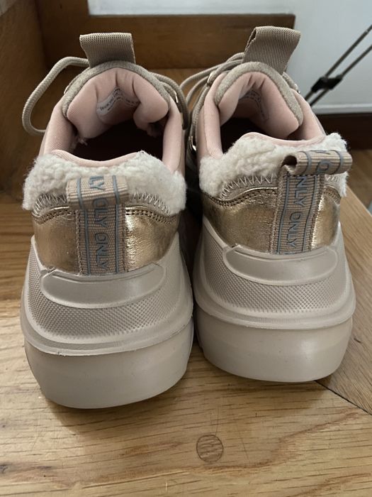 Sapatilhas only com pelo atras