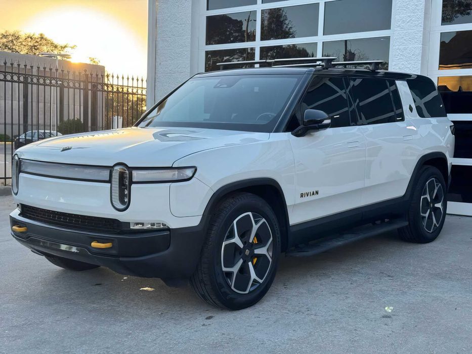 Rivian R1S      2022