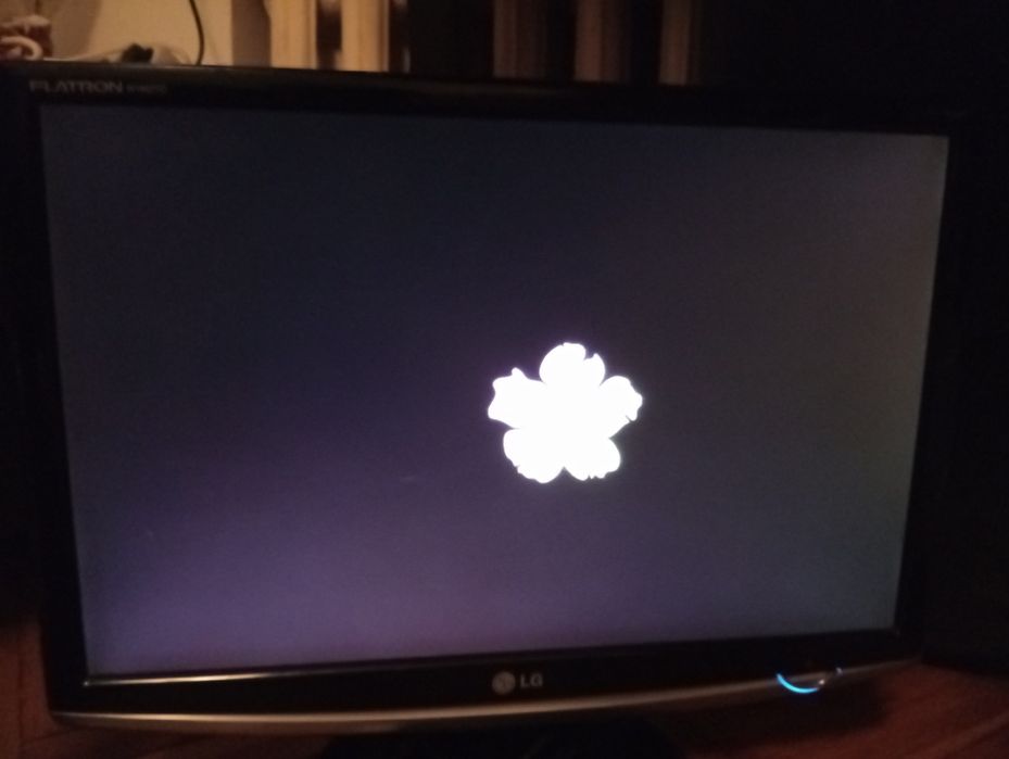 Monitor LG mały sprawny w dobrym stanie i klawiatura gratis