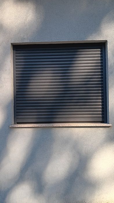 Janela Oscilobatente Alumínio - Vidro duplo c/ estore eléctrico