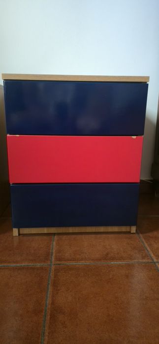 Mesa com 3 gavetas com 2 mazelas nas gavetas
