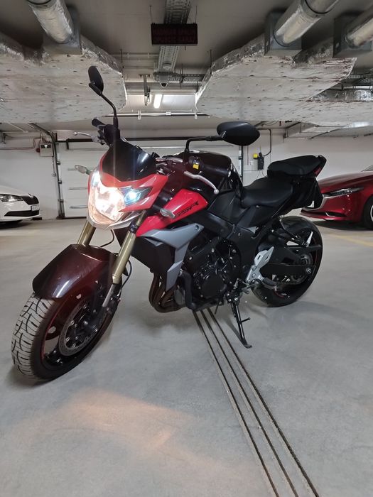 -Suzuki GSR 750-