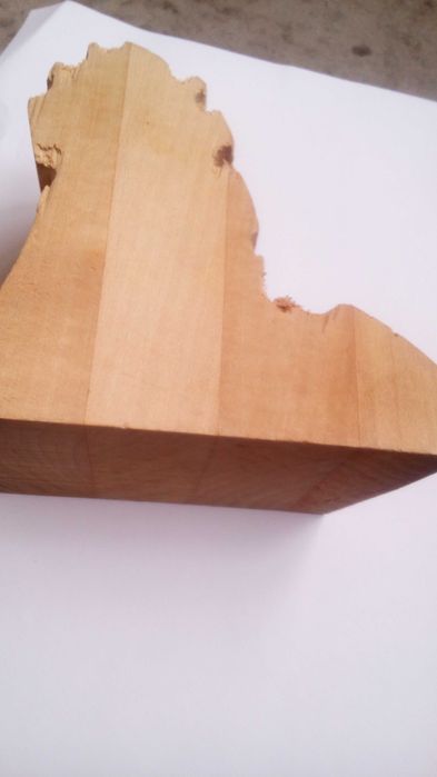 Новая  ручной работы деревянная из липы подставка для телефона и т.д.