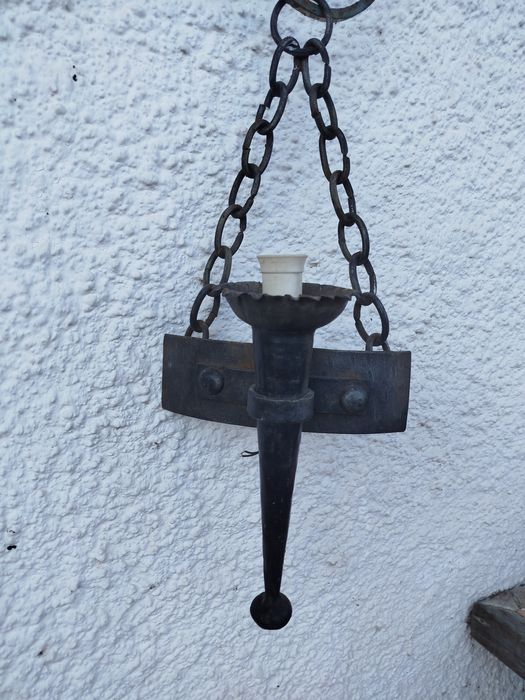 Candeeiro rústico de ferro forjado e aplique de parede.