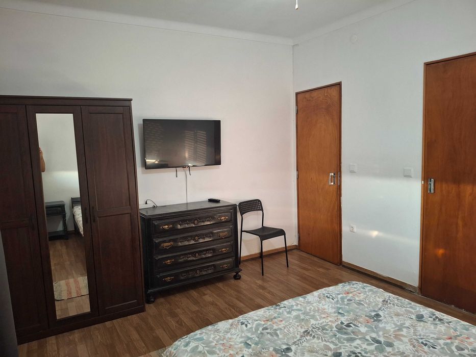 Aluga-se suite (quarto com WC) no Entroncamento. No centro da cidade. Muito perto da estação de Comboios