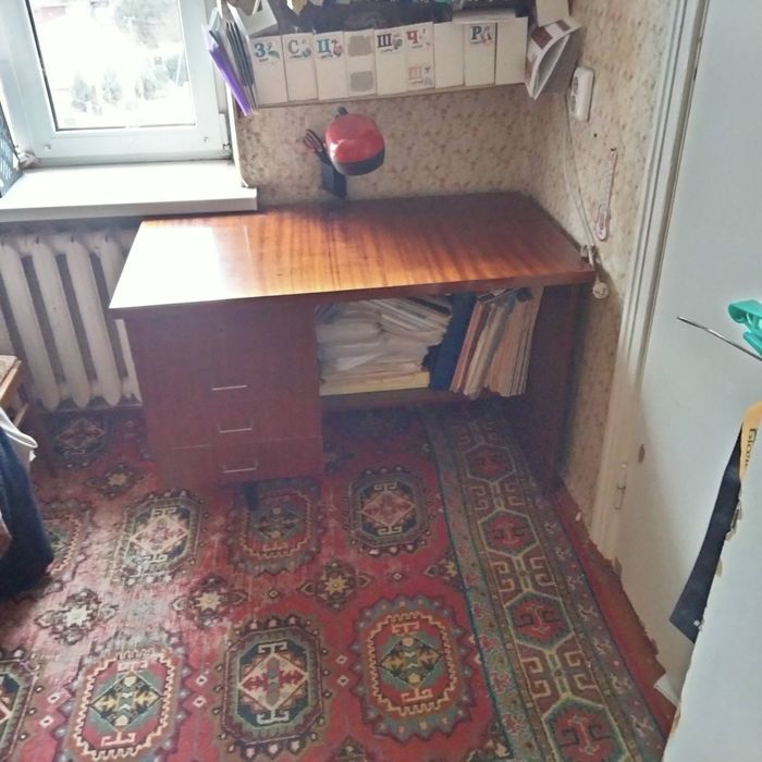 Стіл письмовий дерево , лакірований