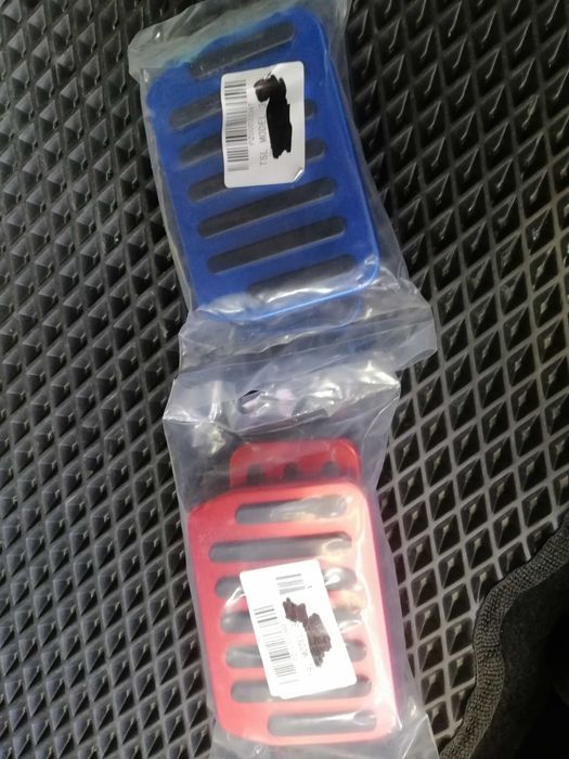 алюминевые резиновые накладки на педали тесла