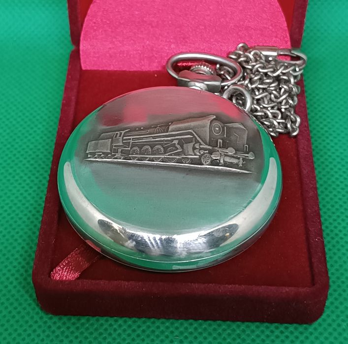Часы  карманные Молния "Паровоз" в футляре с цепочкой.