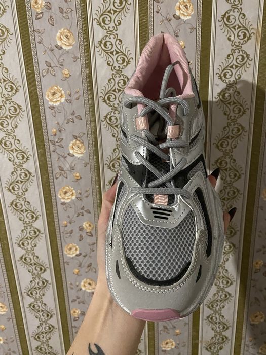 Новые кроссовки 40 размер