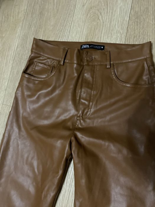 Штани із екошкіри від бренду ZARA