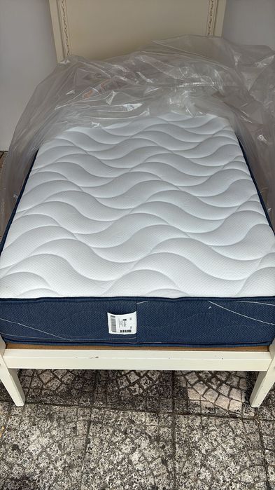 Cama Individual Alentejana em madeira maciça pintada à mão + colchão Molaflex 190x100