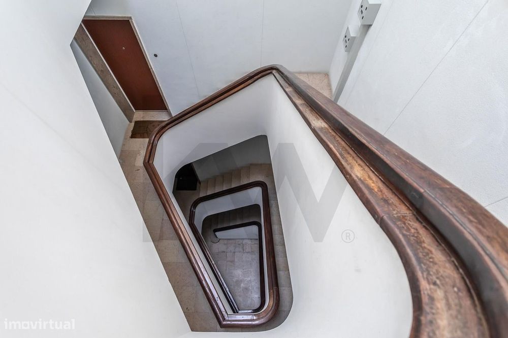 T2 renovado com varanda na Estrela | 2.300€/mês