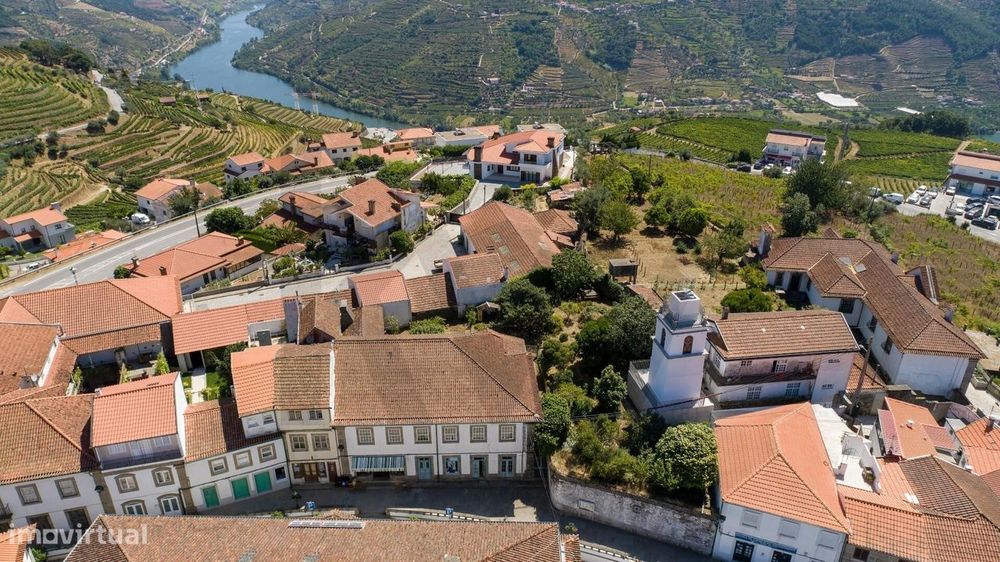Investimento no Douro: Imóvel com 870 m2 de Terreno, 3 Pisos,  Potenci