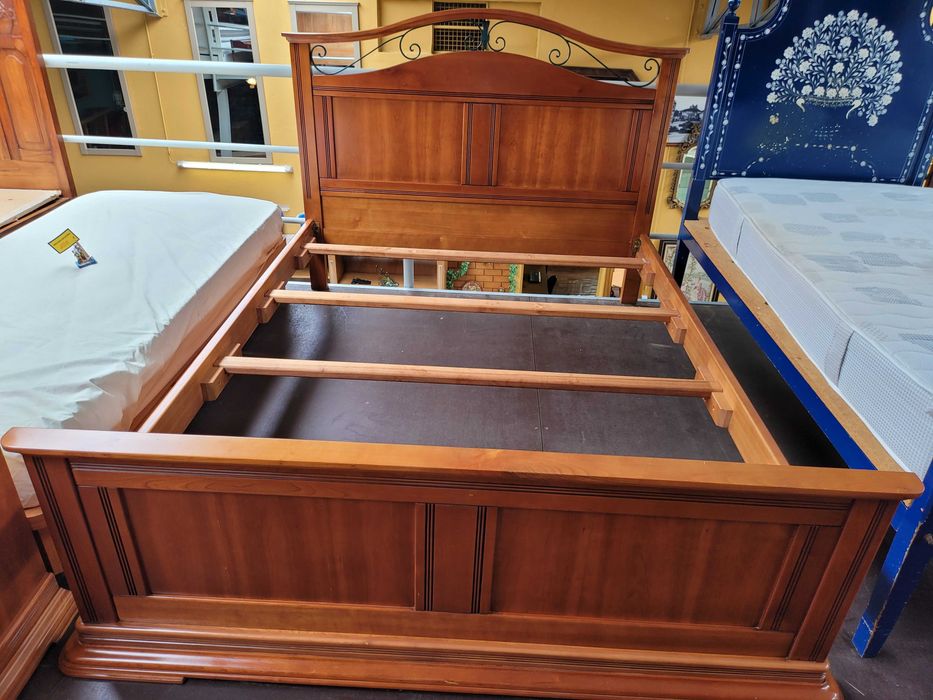 Excelente cama em madeira maciça com estrado e colchão - ópti