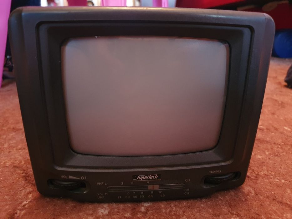 Telewizorek Supertech czarno biały.