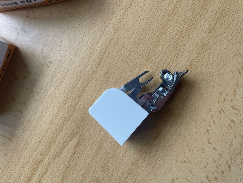 Calcador corta e cose