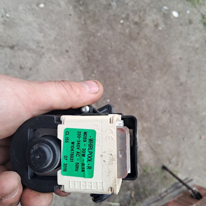 Spustową, wylewającą wodę pompą do pralki Whirlpool