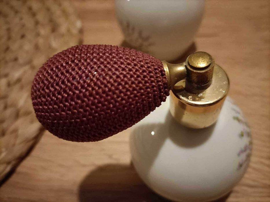 2 flakoniki na  na perfumy z podstawką