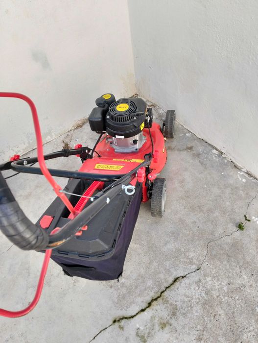 Máquina de cortar relva a combustão semi-nova