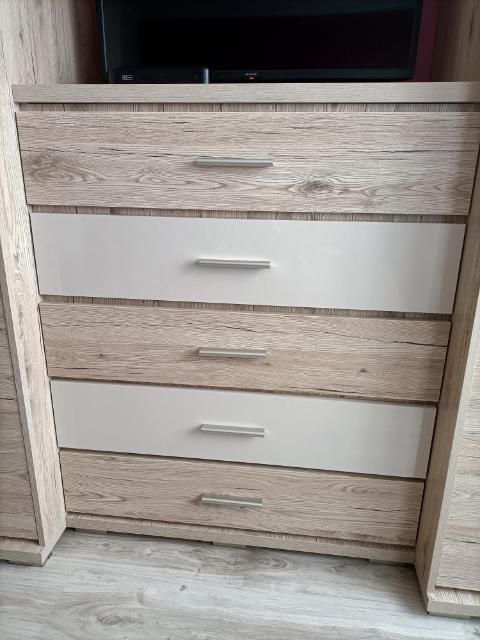 Montaż mebli. Składanie i skręcanie mebli z paczek