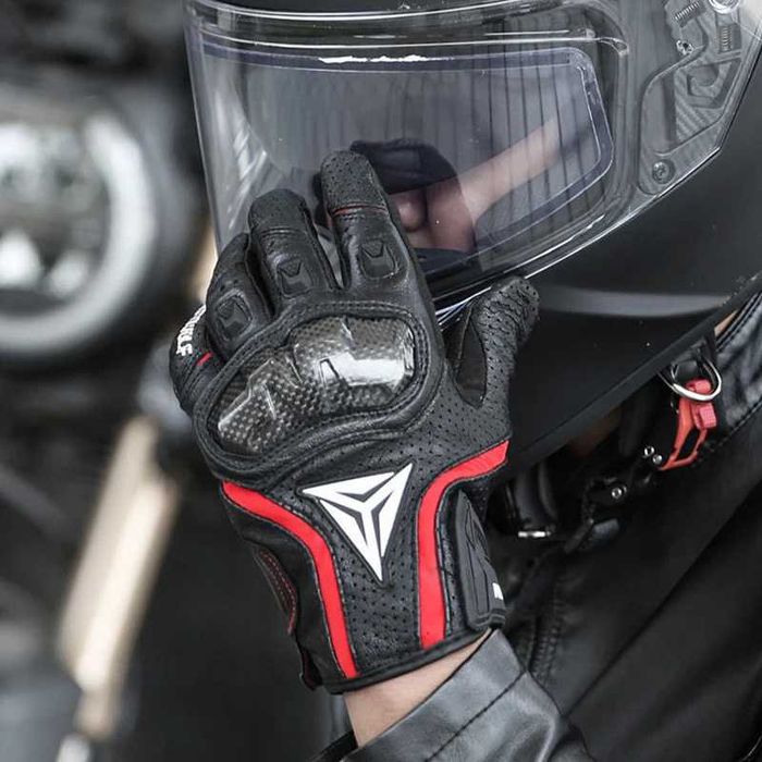 Par de luvas perfuradas com proteções moto cafe racer