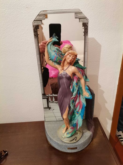 Estatueta em porcelana