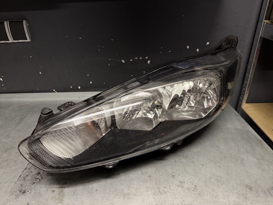 Lampa lewa przód Ford Fiesta MK7 lift ciemna 12-17r. wersja Europa oryginał
