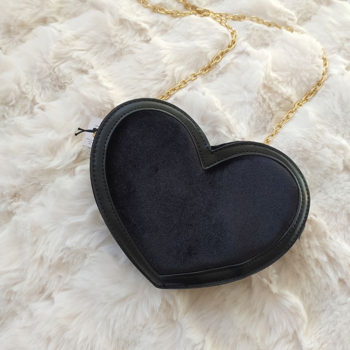 Torebka czarna serce na łańcuszku aksamitna
