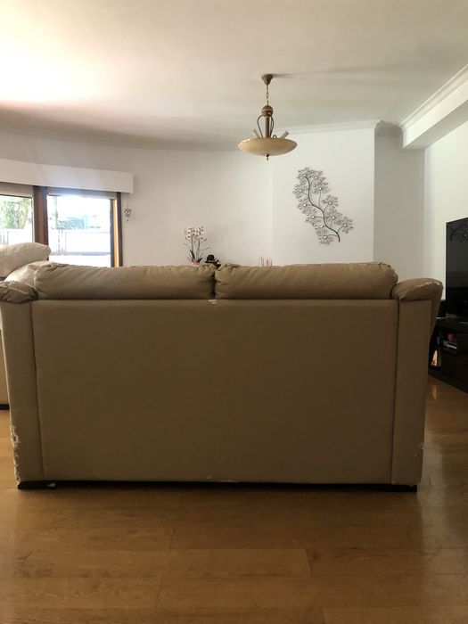 Sofa de 3 lugares, 1,85cmX0,85cm.