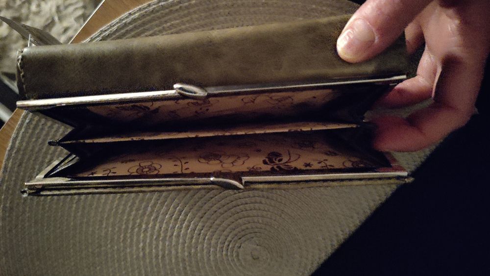 Nowy dłuższy portfel z metką