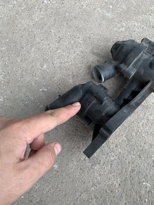 Термостат на Volkswagen polo sedan 03C121111AE