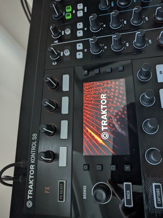 Traktor Kontrol Kontroler S8