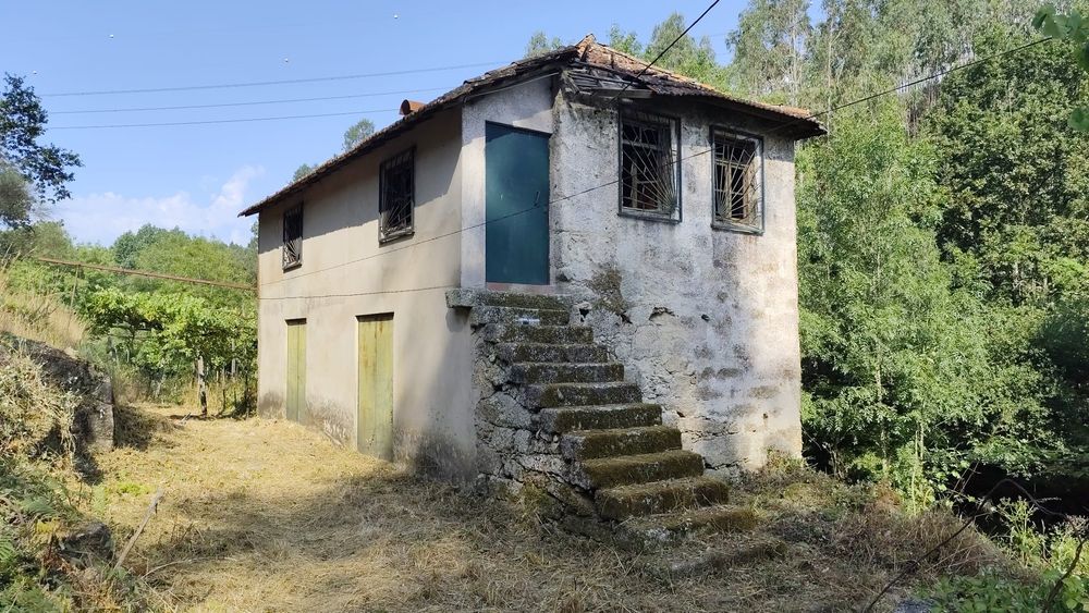 Terreno com casa para restauro