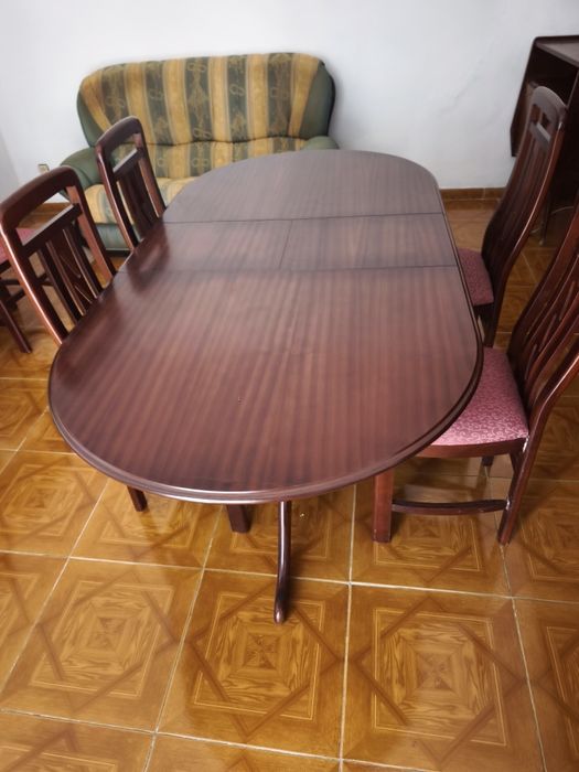 Recheio de casa para vender. Os colchões das camas são novos , e o sofá castanho é sofá cama também nunca usado. Os electrodomésticos funcionam.