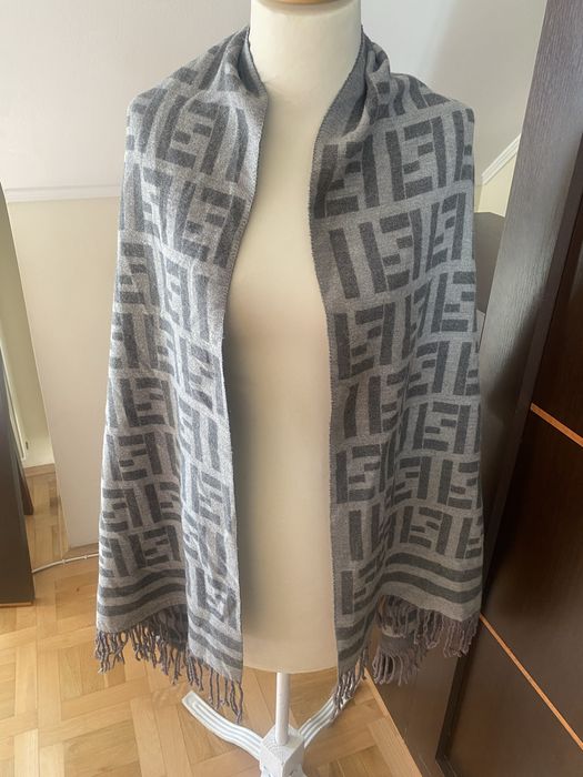 Szalik szal Fendi .