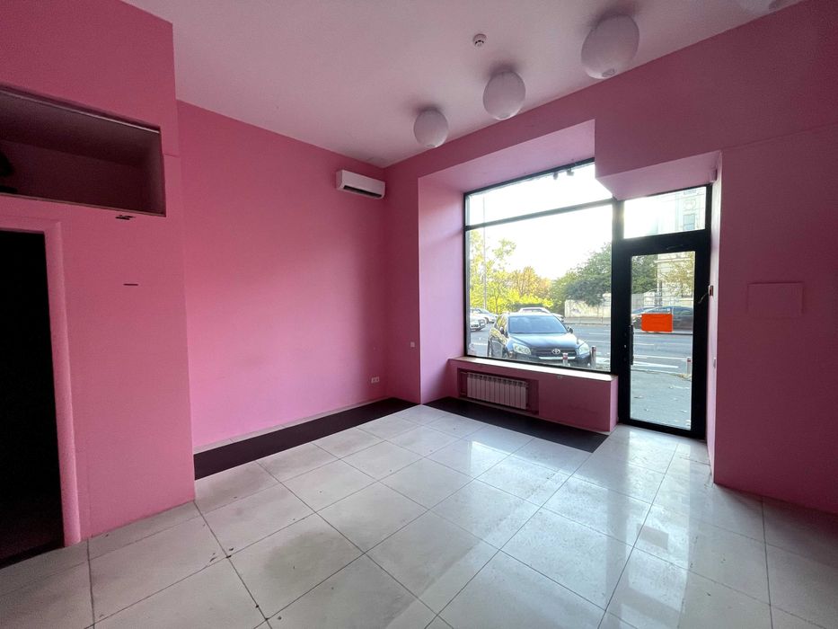 продам Саксаганского 58 нежилое помещение фасад 1-я линия