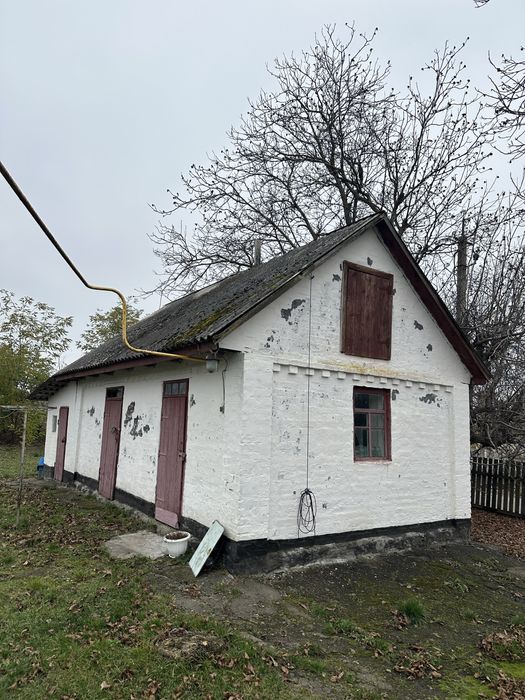 Продам будинок, поруч школа, магазини, зупинка, газ є, м.Жашків, город