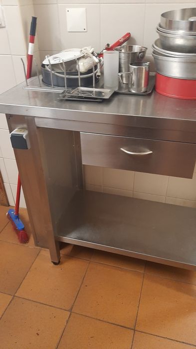 Banca em inox com uma gaveta