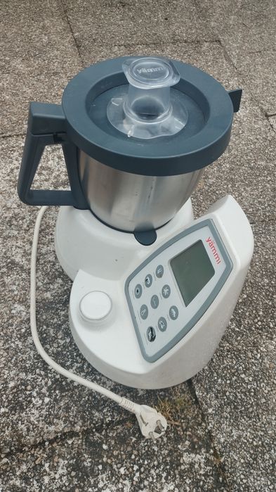 Robô de cozinha  com marcas de uso