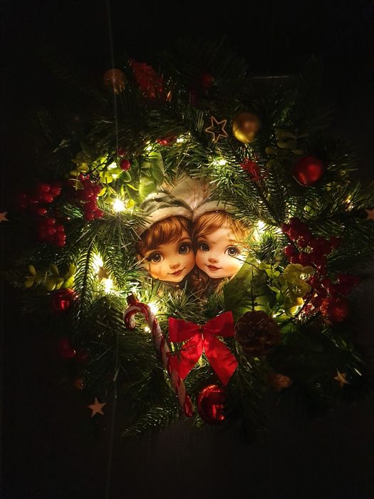 wieniec na drzwi ścianę świąteczny elfy lampki led na baterię ozdoba