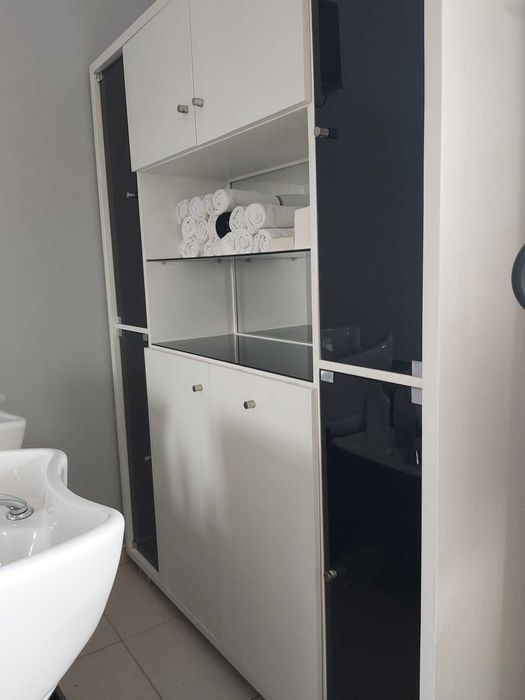 Móvel Técnico com cesto de toalhas incorporado