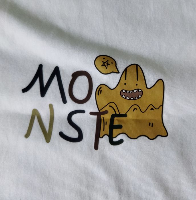 Біла футболка з малюнком на спині