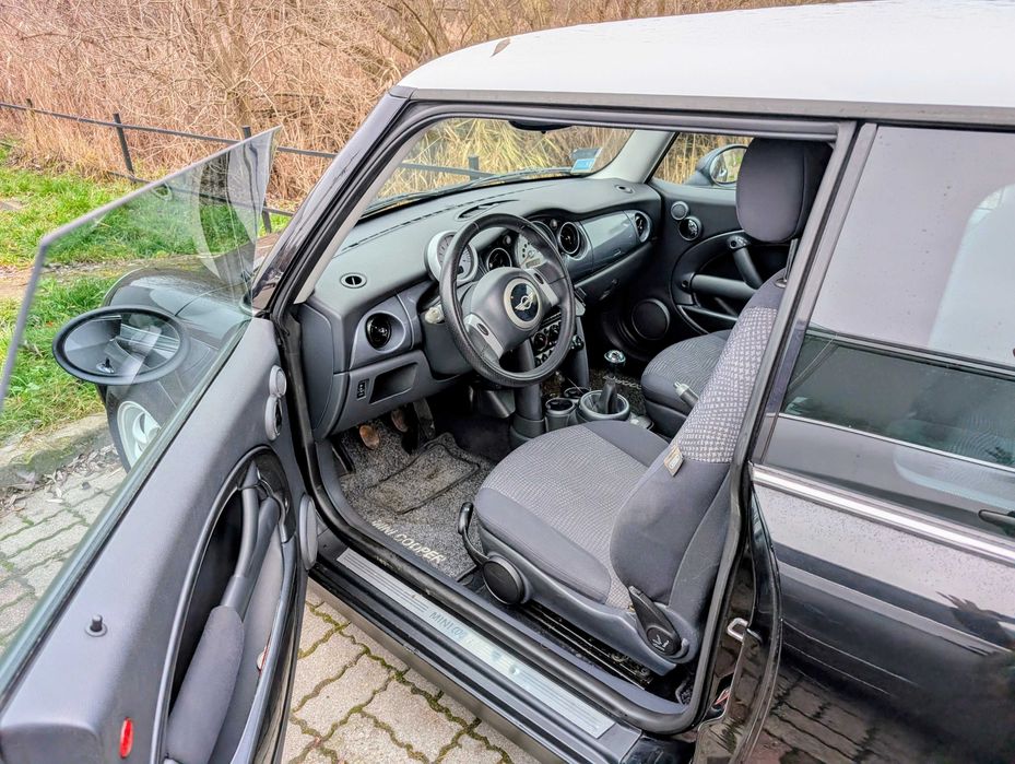 Mini Cooper z 2004 roku w dobrym stanie technicznym